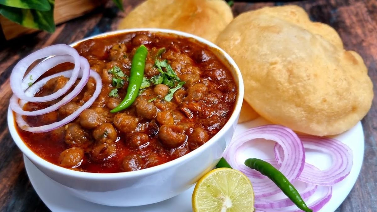 Most Delicious Chole Bhature Recipe (छोले भटूरे) | Chana Bhatura in 30…