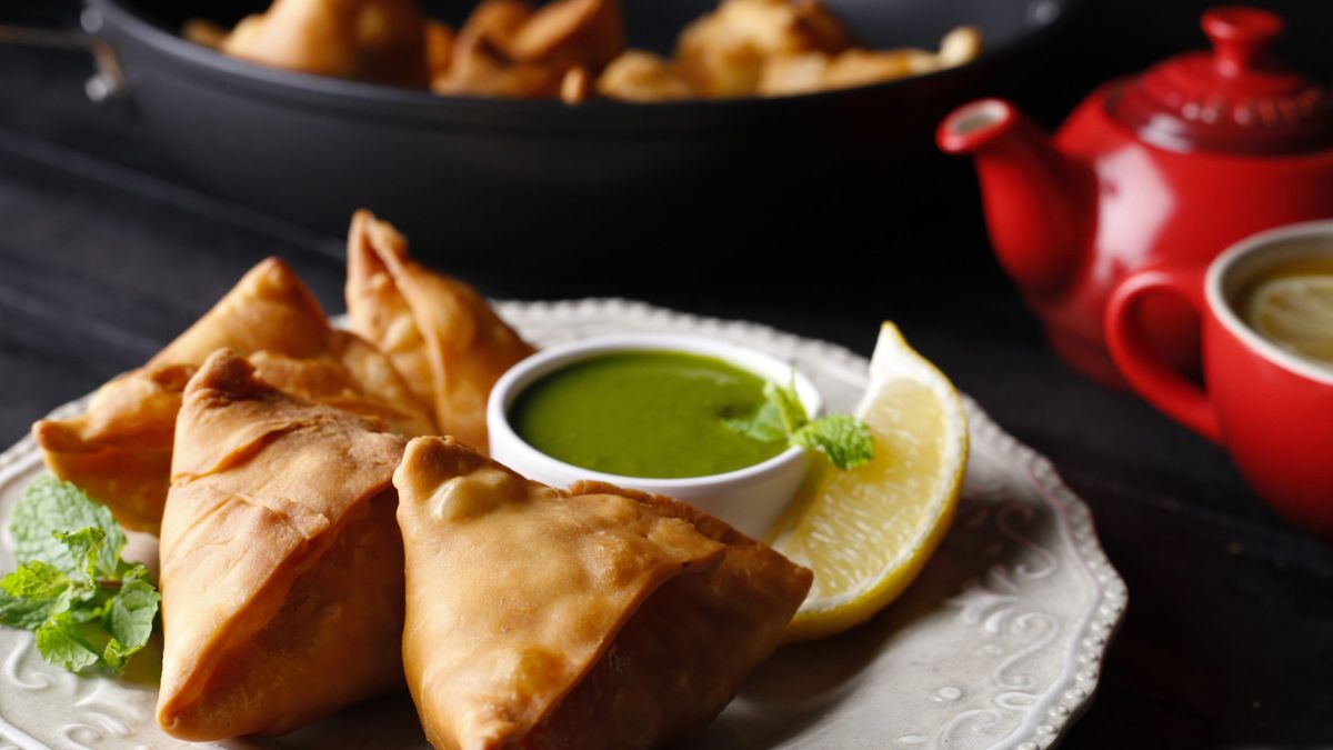 All About Samosa And 10 Amazing Facts | Bakaasur The Food Blog