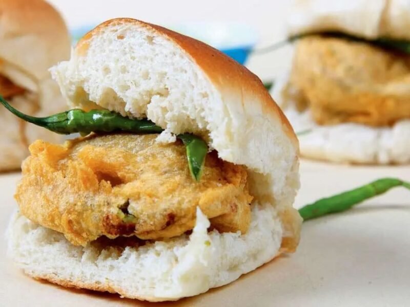 vada pav Street Foods of mumbai