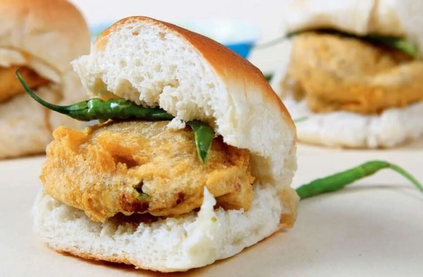 vada pav Street Foods of mumbai