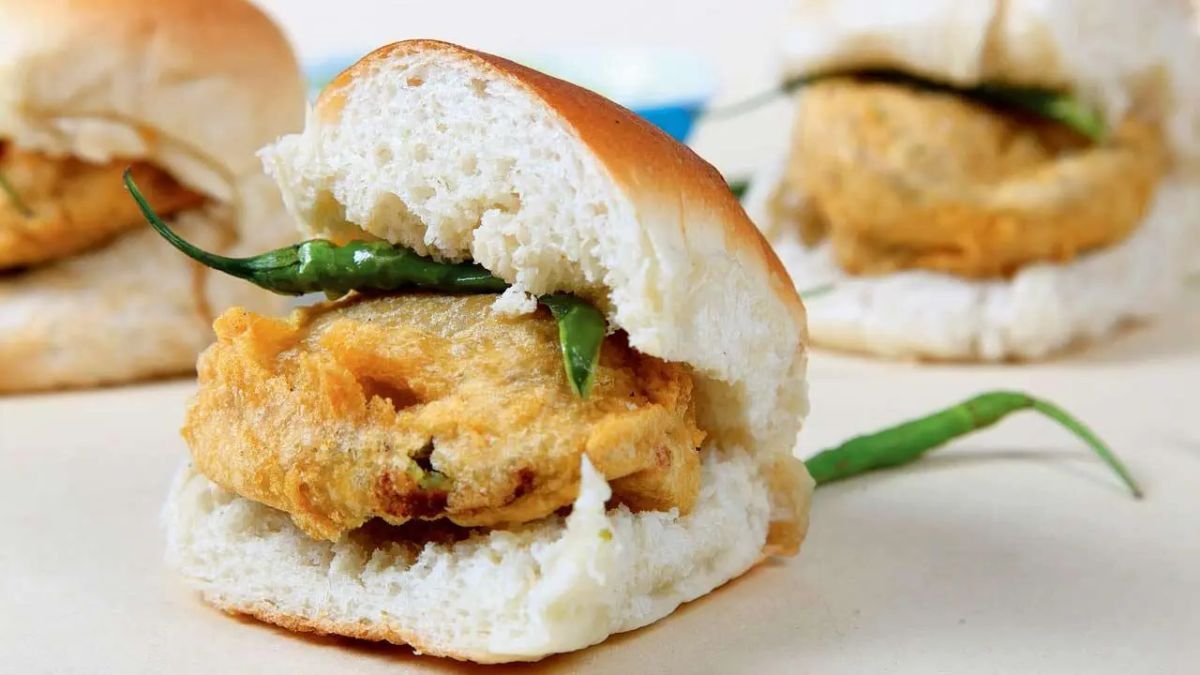 vada pav Street Foods of mumbai